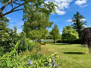 Gîte pour 4 personnes, avec jardin ainsi que vue sur le lac et vue à Saint-Viâtre