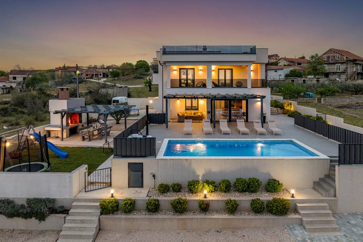Ferienhaus für 10 Personen, mit Garten und Pool, kinderfreundlich