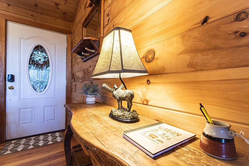 Dog-friendly log cabin with Mountain views, hot tub & game room — near downtown in Chattahoochee National Forest