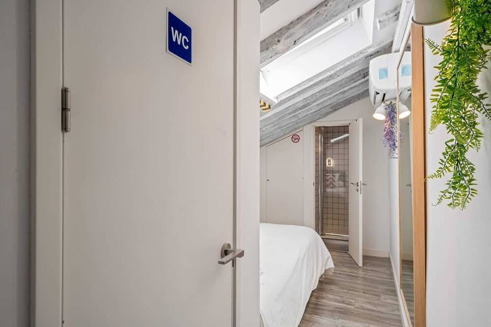 Entire apartment, Attic 3 bedroom, 2 baths in heart of Malasana for extended stays in Centro (Madrid), Madrid