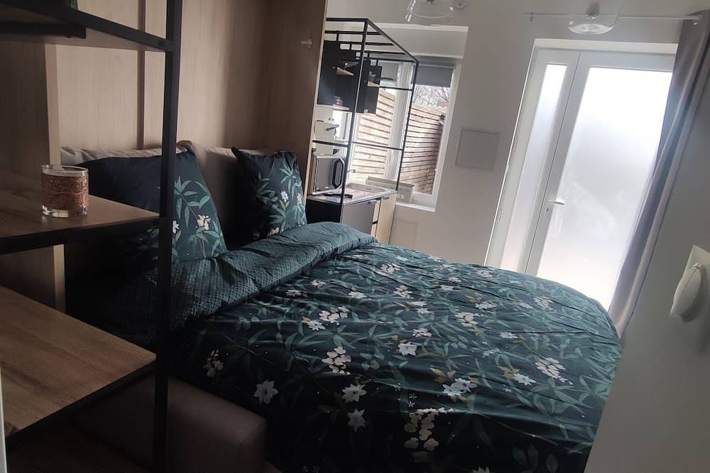 Entire apartment, Accommodation, terrace and secure, covered parking lot 5 minutes from Lille in Marcq-en-Barœul, Lille region
