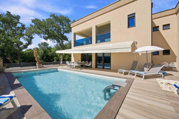Ferienhaus für 8 Personen, mit Balkon und Terrasse sowie Pool in Kosinozici