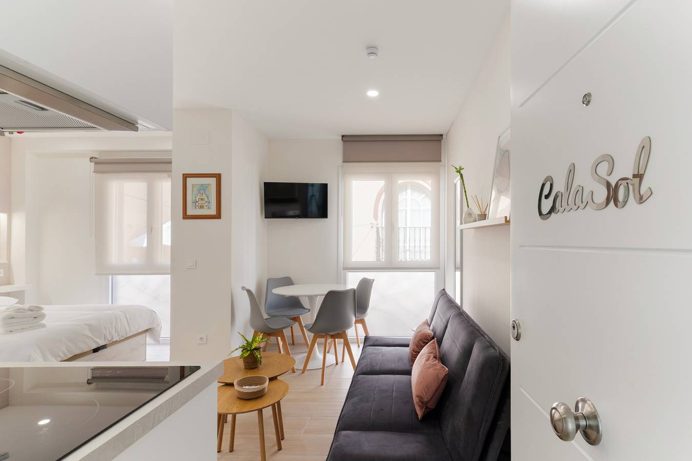 Entire studio, La Cala Home - Cala Sol – Bright Upper-Floor Studio – Steps from the Beach in La Cala de Mijas, Mijas