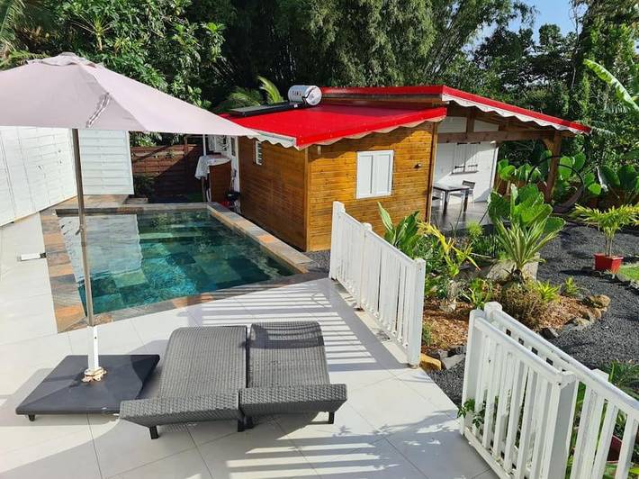 Maison de vacances pour 3 personnes, avec jardin ainsi que piscine et jacuzzi