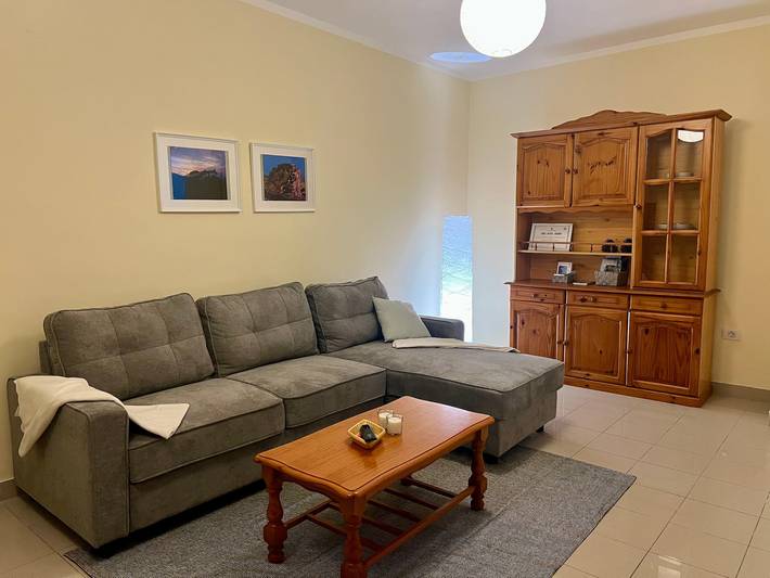 Apartamento entero, Apartamento vacacional 'Marianne Mirador' con piscina, terraza compartida y Wi-Fi in Bajamar , San Cristóbal de La Laguna