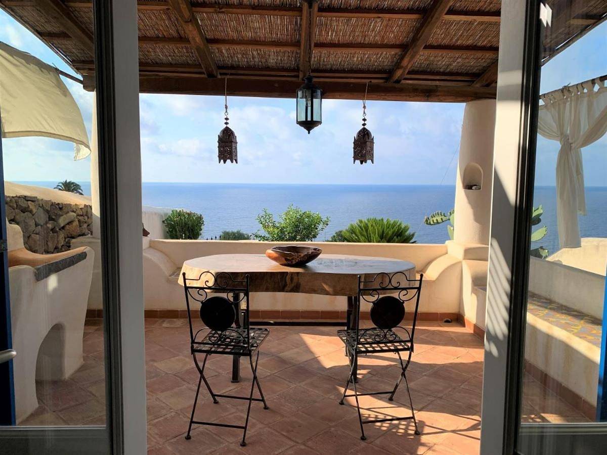 La Resilienza - Villetta Eoliana sul mare, in centro a Malfa in Malfa, Salina