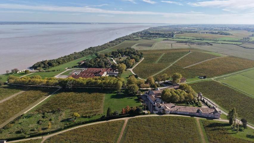 Location de vacances pour 6 personnes, avec Terrasse ainsi que Jardin et Vue à Saint-Yzans-de-Médoc