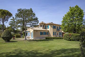 Cottage pour 2 personnes, avec jacuzzi et jardin ainsi que piscine et sauna à Mouriès