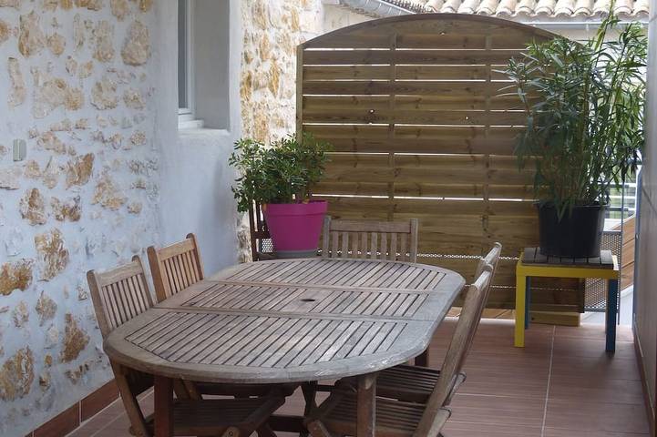 Gîte pour 6 personnes, avec piscine ainsi que jardin et terrasse
