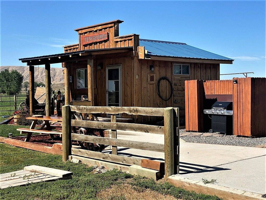The Bunkhouse: Blick auf die Berge, Einsamkeit, in der Nähe der Stadt und viele westliche Sehenswürdigkeiten in Wyoming