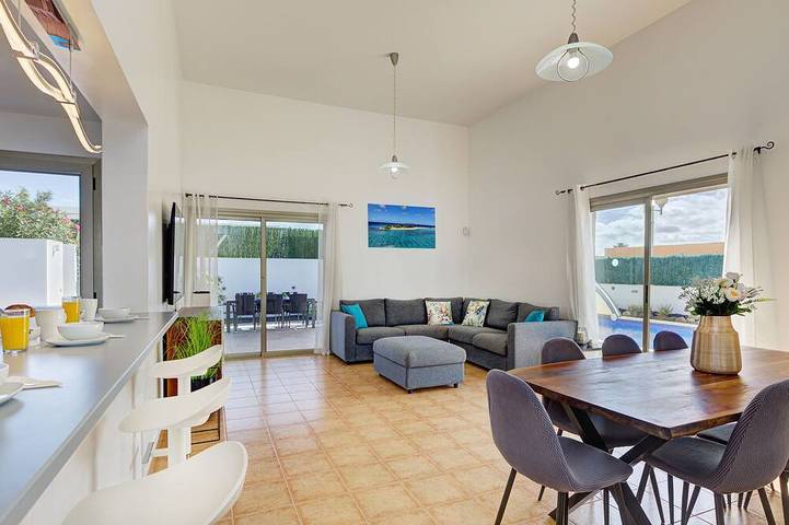 Villa pour 8 personnes, avec jardin ainsi que jacuzzi et terrasse dans Las Salinas