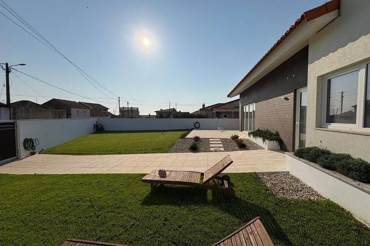Gîte pour 6 personnes, avec terrasse et jardin, animaux acceptés dans Aguçadoura