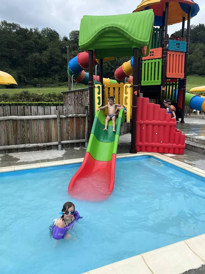 Mobil home pour 10 personnes, avec piscine et terrasse à Peyrouse - 4