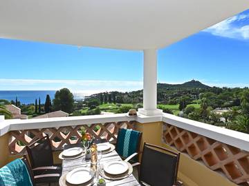 Gîte pour 4 personnes, avec piscine ainsi que terrasse et jardin, animaux acceptés dans Agay