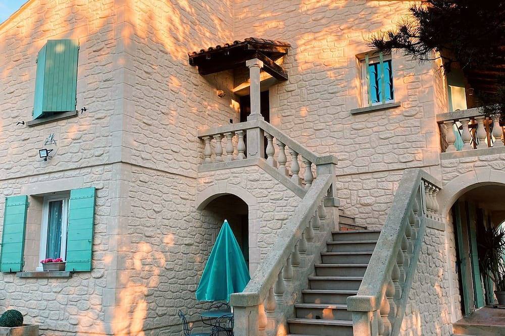 Villa with pool in Saint-Quentin-la-Poterie, Region de Nimes
