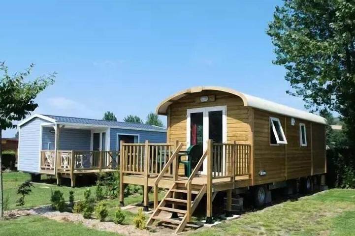 Cabane en bois pour 4 personnes, avec jacuzzi ainsi que terrasse et piscine