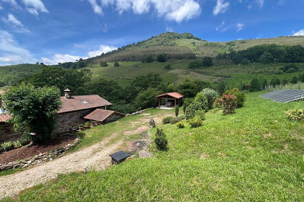 Beautiful Basque cottage for 12 with large grounds and hiking in Elgorriaga in Elgorriaga, Spanish Pyrenees