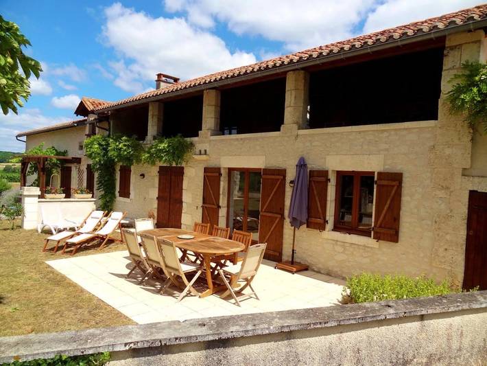 Location de vacances pour 8 personnes, avec vue ainsi que piscine et jardin à Verteillac - 2