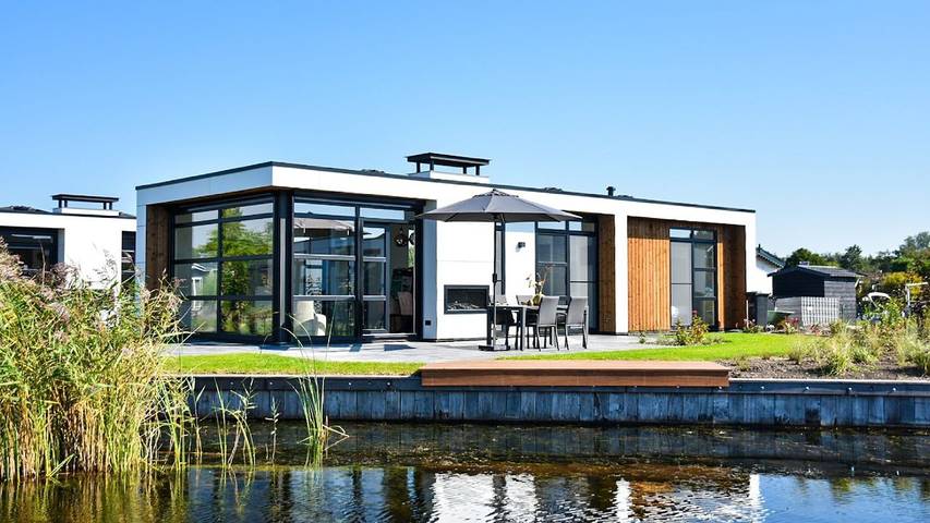 Vakantiehuis voor 6 personen, with uitzicht op het meer and tuin as well as terras in Loosdrecht
