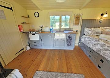 Glamping for 2 People in Hampshire, South East England, Photo 2
