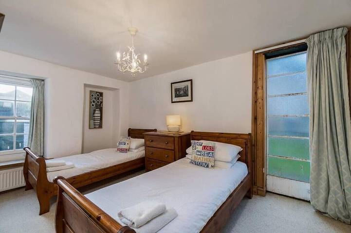 Historic Osborne House very close to the beach in Looe, Cornualles
