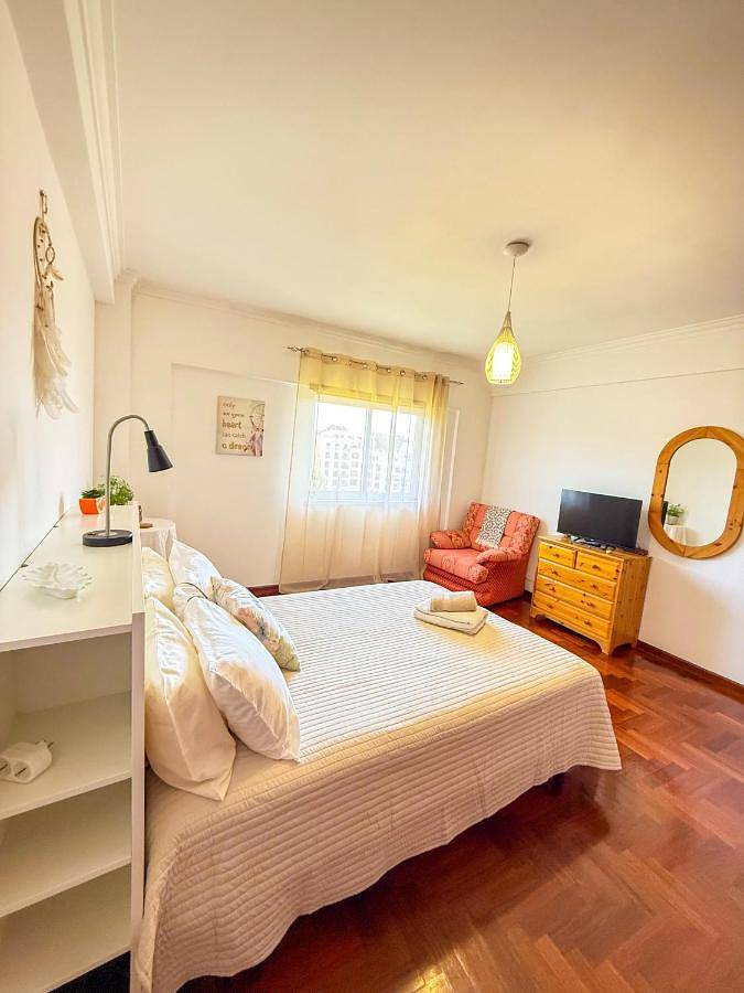 Apartamento de férias inteiro, Superhost Stay Garden View Double Room near Lisbon and Beaches in Corroios, Halbinsel von Setúbal
