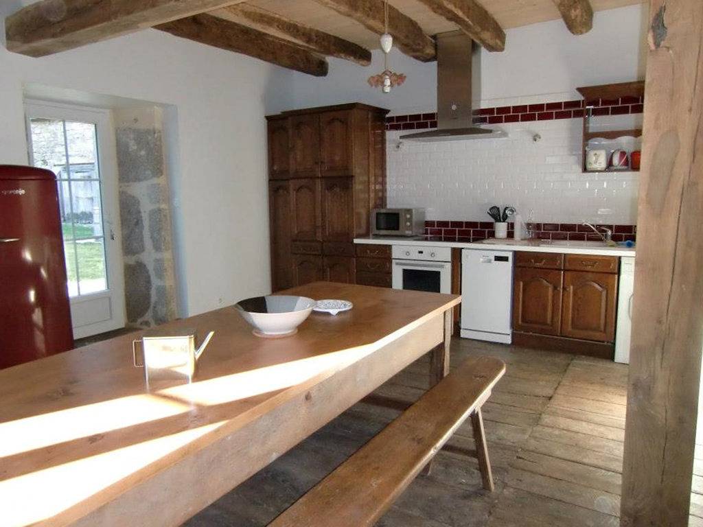 Maison avec spa privé et étang de pêche in Roumégoux, Région d'Aurillac