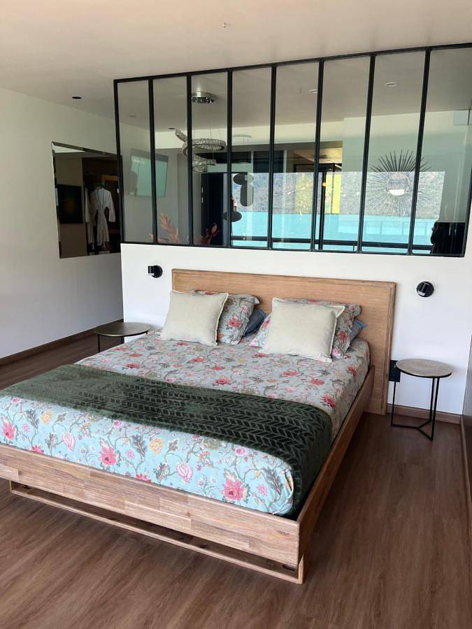 Gîte pour 2 personnes, avec vue et terrasse ainsi que sauna et vue sur le lac à Tresserve - 3