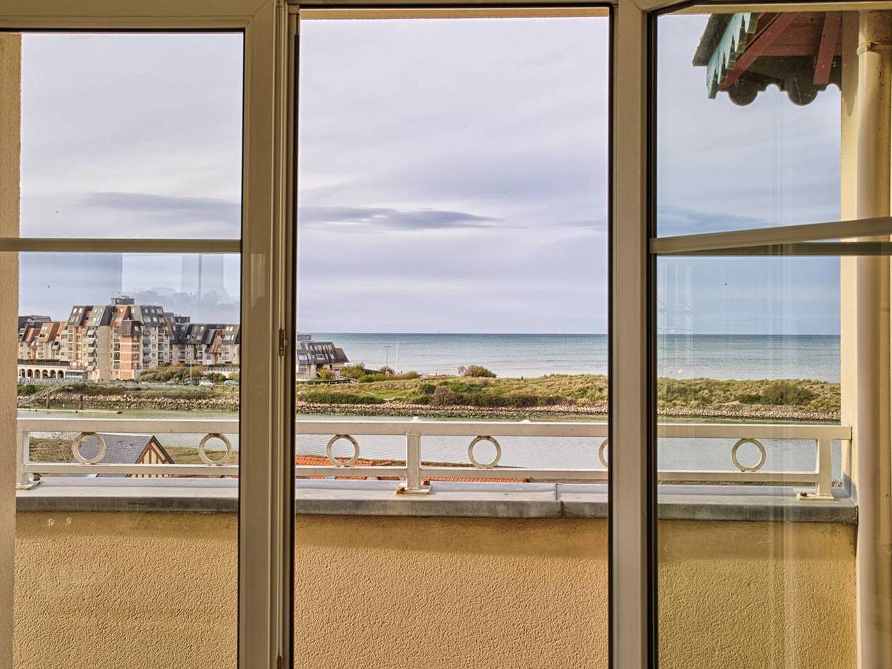 Apartamento entero, Apartamento luminoso con piscina, cerca de Cabourg in Dives-sur-Mer, Region de Lisieux