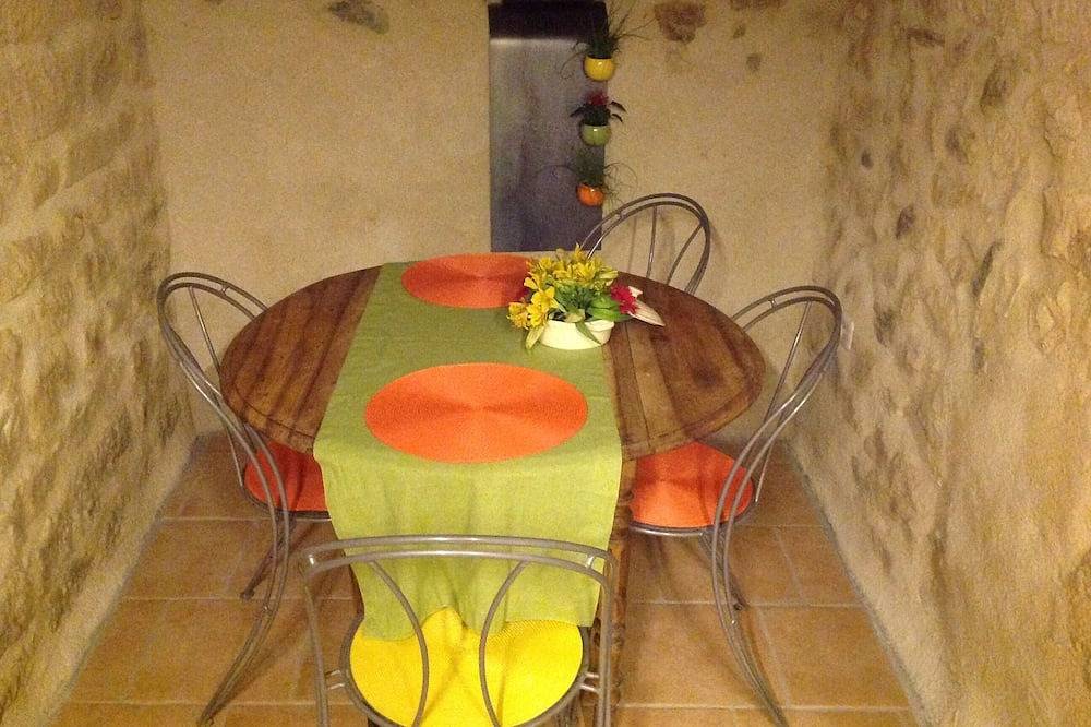 Entire apartment, Unusual troglodytede charm in Soyons, Tournon-sur-Rhône region