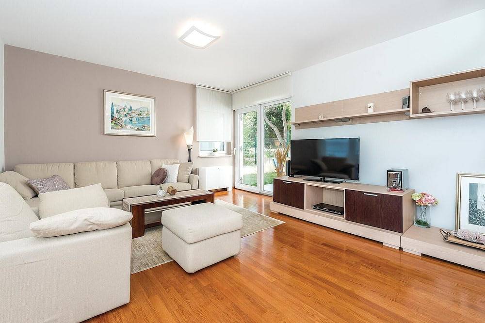 Preciosa casa en Rogoznica con cocina. in Rogoznica, Condado de Šibenik-Knin