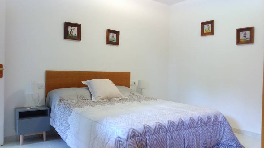 Apartamento entero, Apartamento 'Apartament Can Pujadas' con piscina, Wi-Fi y aire acondicionado in Regencós, Costa Brava