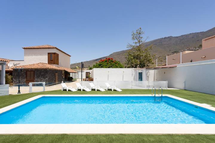 Typical Canarian villa with privat pool and free Wifi in La Postura, Adeje