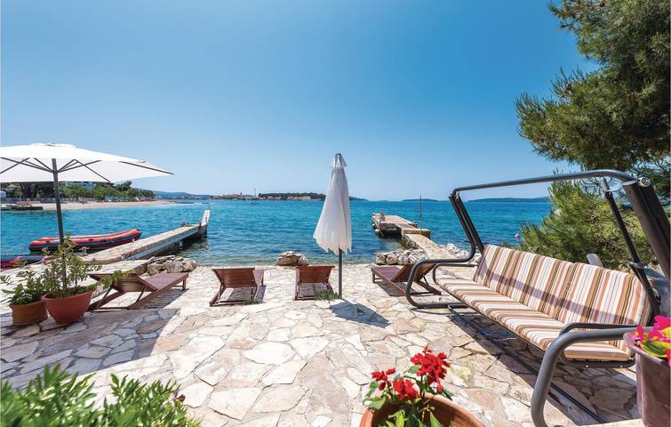 Gemütliche 90 m² große Wohnung mit Terrasse, Küche und WLAN, 600 m vom Strand entfernt in Brodarica, Šibenik-Knin