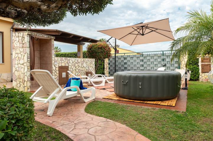 Casa vacanza per 9 persone, con Balcone e Idromassaggio nonché Giardino a Campofelice di Roccella