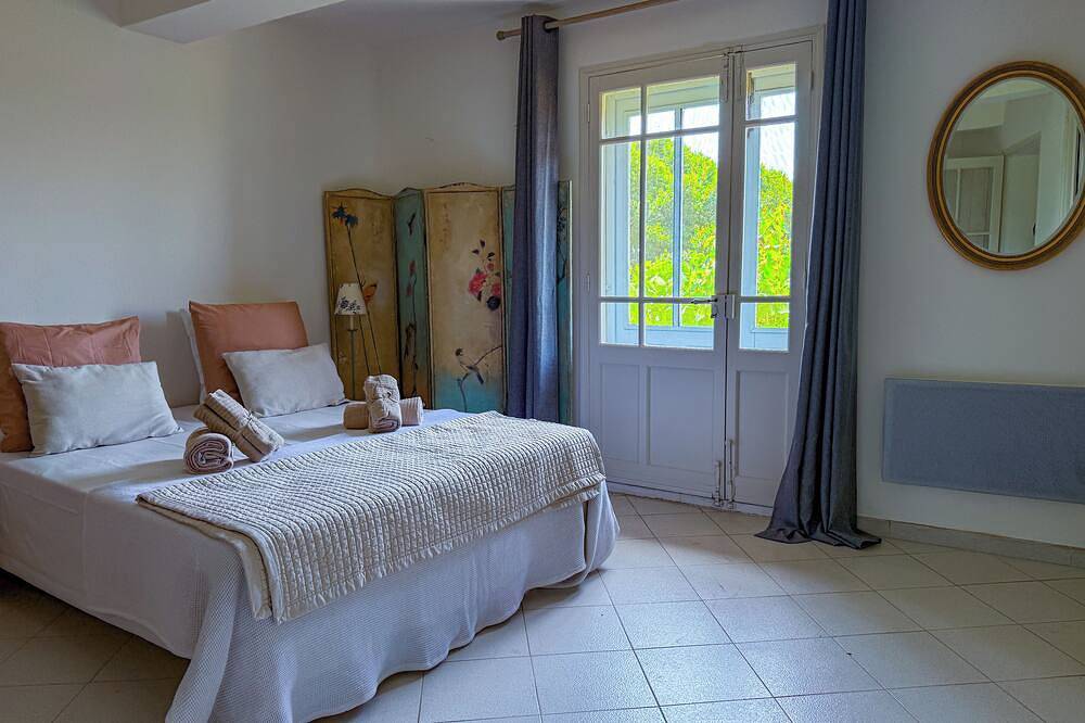 Village house with panoramic view near Gordes in Joucas, Regionaler Naturpark Luberon