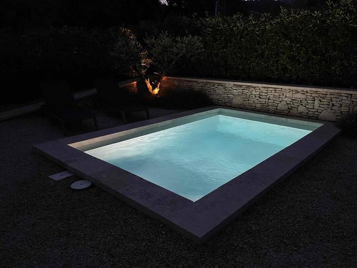 Location de vacances pour 2 personnes, avec vue ainsi que piscine et jardin à Cucuron - 2