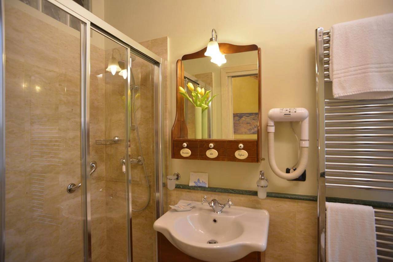 Twin Room with Private Bathroom in Florence city center, Florence