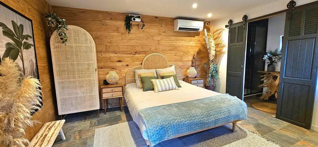 Gîte pour 2 personnes, avec Jacuzzi et Terrasse ainsi que Jardin et Vue dans Mont Faron