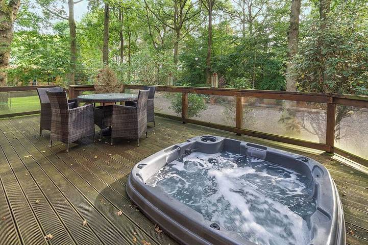 Glamping for 4 people, with hot tub in Cheshire