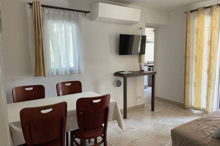 Gîte pour 5 personnes, avec terrasse ainsi que piscine et jardin, animaux acceptés à Cabrières-d'Avignon - 2