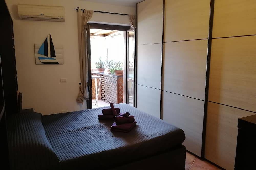 Entire apartment, Treasure sunny, lovely apartment with terrace a few steps from the sea and Rome in Fiumicino, Rome Province