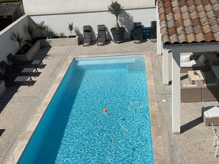 Location de vacances pour 6 personnes, avec jardin et vue ainsi que piscine et bassin pour enfant à Crêches-sur-Saône - 2