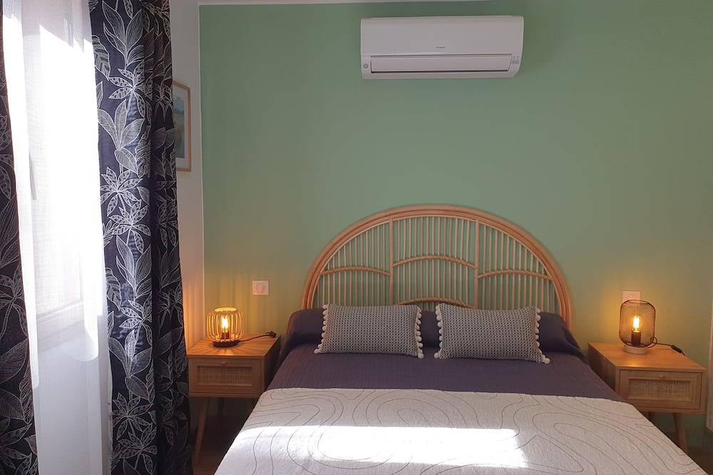 Entire apartment, Apartment in a quiet neighbourhood with view of the sea and mountain in Galéria, Parc naturel régional de Corse