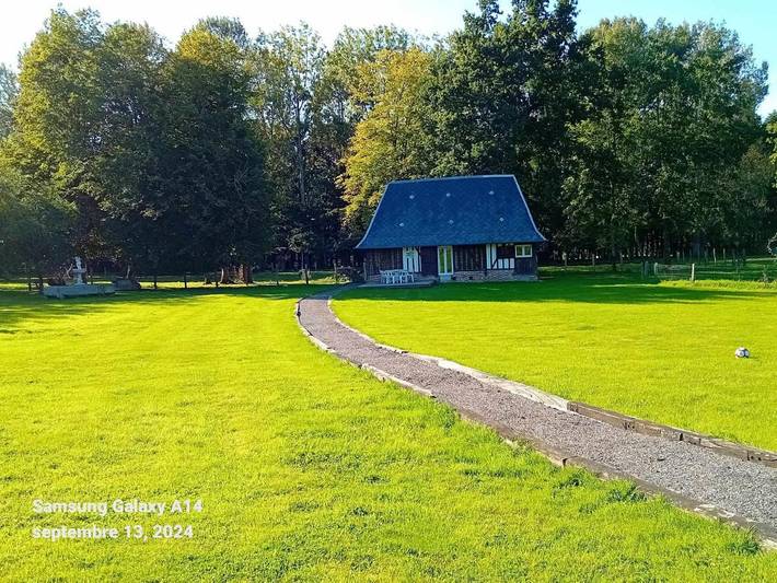 Location de vacances pour 7 personnes, avec Terrasse ainsi que Jardin et Piscine à Saint-Étienne-l'Allier