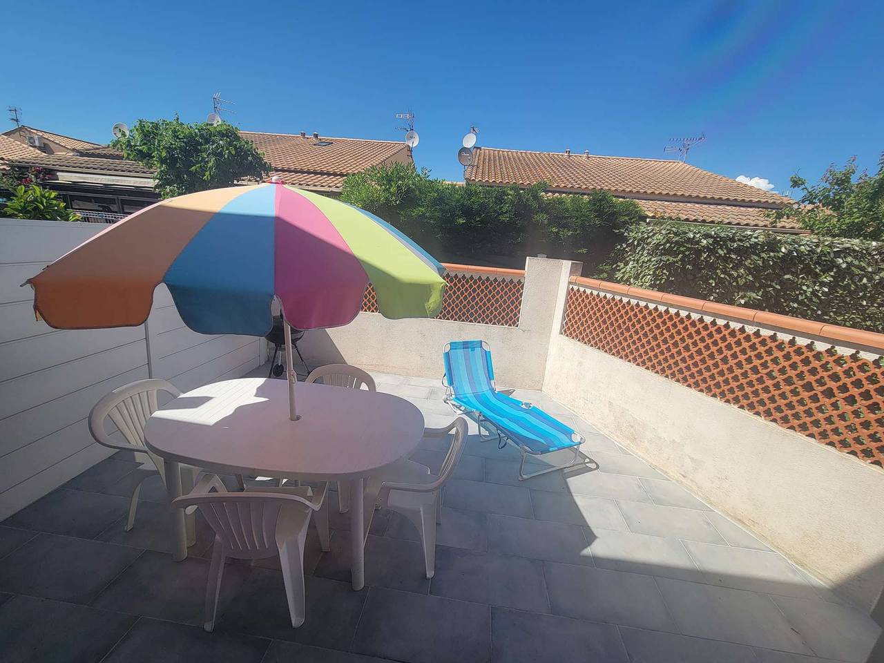 Appartement de vacances entier, Maison T2 cabine 4 couchages, terrasse cloturée, résidence Sun village avec piscine commune, 300m de la plage à Portirag in Portiragnes Plage, Portiragnes