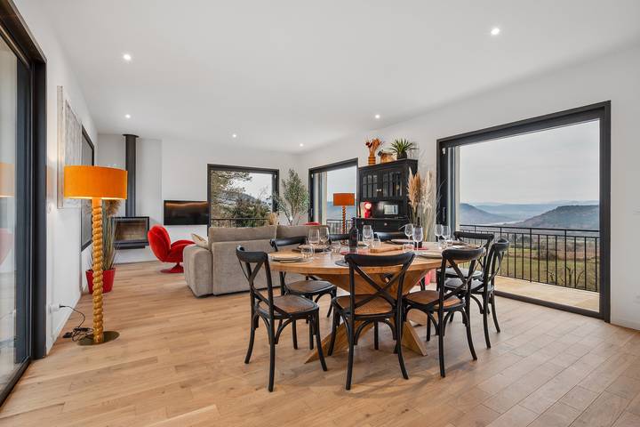 Location de vacances pour 8 personnes, avec jardin ainsi que vue sur le lac et terrasse à Liausson