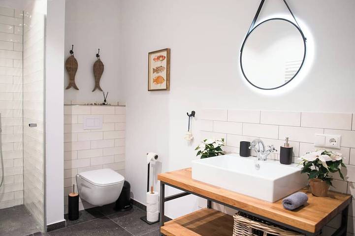 Ganze Wohnung, Ostfriesland-Chic: Ferienappartement in Landhaus mit Privatsee in Friedeburg, Landkreis Wittmund