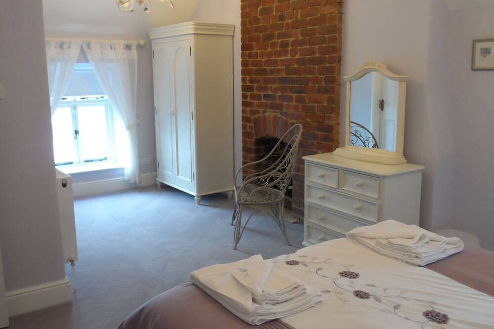 Luxury Cottage with spectacular rural views, private garden, sunroom and terrace in Wirksworth, Derbyshire
