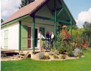Parc de vacances pour 7 personnes, avec jardin ainsi que vue et piscine, animaux acceptés à Cravant